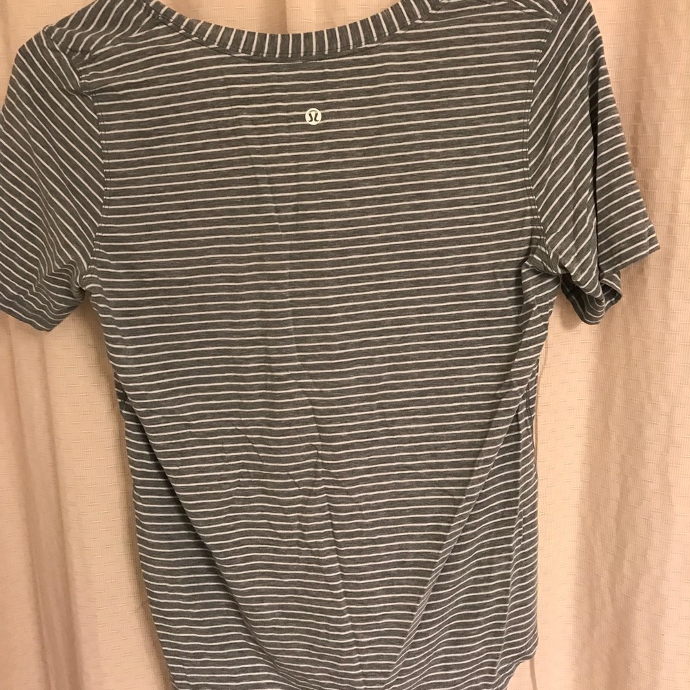 lululemon athletica gray and white work out top